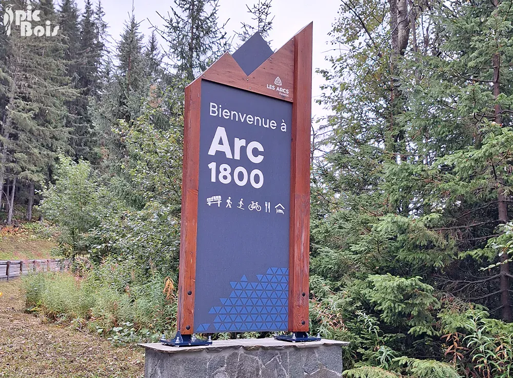 Signalétique touristique - Totem - Accueil Arc 1800 - Fabrication PIC BOIS