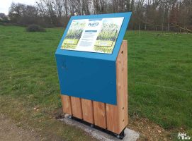 Signalétique touristique | Mobilier interactif avec volets à soulever - Les arbres du bord de la rivière - Mordelles (35)