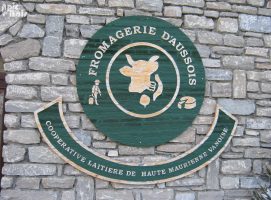 Enseigne en bois sablé pour la fromagerie d'Aussois - Lanslebourg