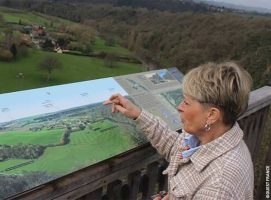 Torigny-les-Villes. Un panneau décrit le site des Roches de Ham