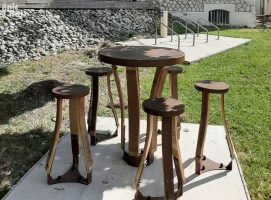 Signalétique touristique | Table et chaises hautes des Chemins de l' Altesse