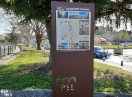 Totem patrimoine Pont St Esprit (30) - découpe traversante dans l'acier et panneau imprimé