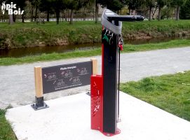 Signalétique touristique - Matériel répare vélo - Fabrication PIC BOIS