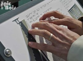 Table de lecture avec texte en Braille