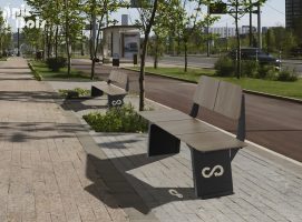 Bancs Seconde Vie en compact issu de la réutilisation de façades d'immeubles.