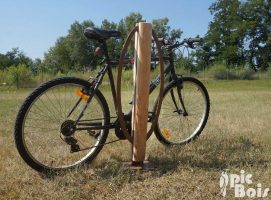 Porte-vélo à arceaux plats en métal – Bregnier-Cordon (01) PIC BOIS - Porte-vélo à arceaux plats en métal - Bregnier-Cordon (01)